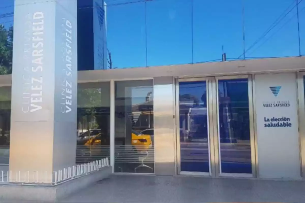 Fachada de la Clínica Privada Vélez Sarsfield con puertas de vidrio y letrero que dice La elección saludable