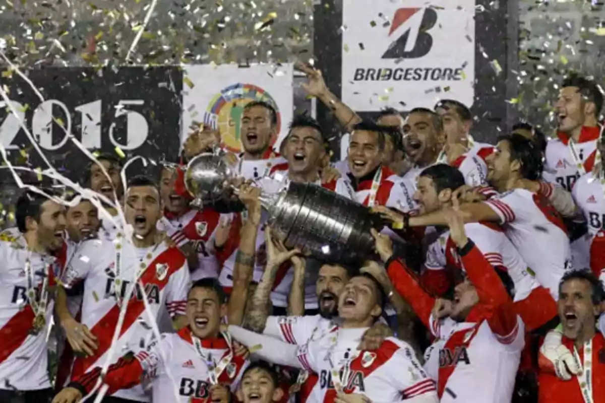 Jugadores de River Plate celebran con el trofeo de la Copa Libertadores rodeados de confeti y alegría