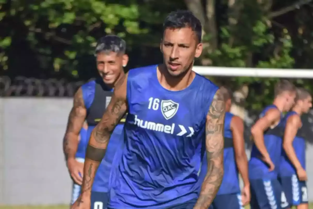 Futbolistas entrenando al aire libre con camisetas azules del club Quilmes Futbolistas entrenando al aire libre con camisetas azules del club Quilmes