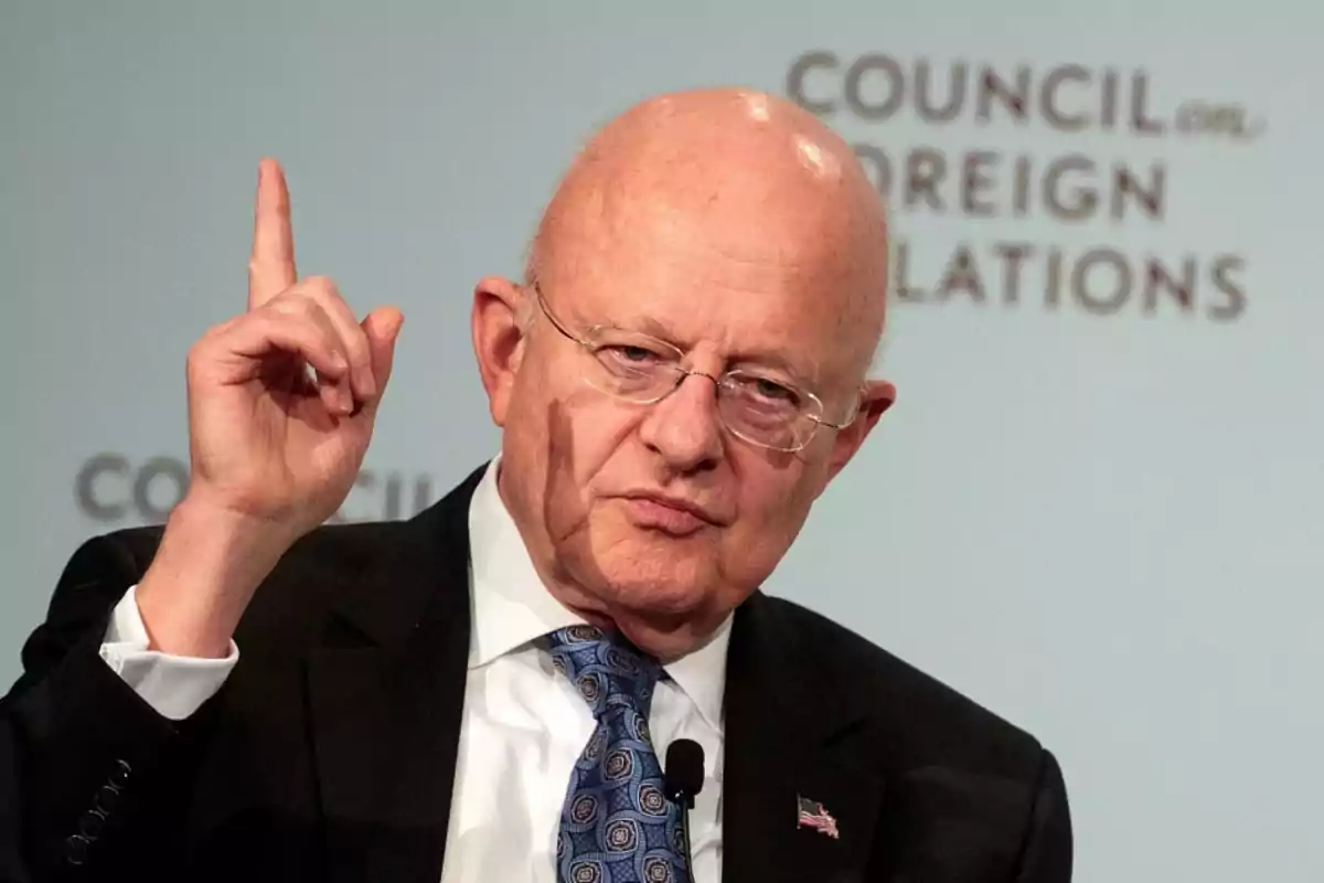 Hombre calvo con gafas y traje oscuro levantando el dedo índice mientras habla en un evento del Council on Foreign Relations Hombre calvo con gafas y traje oscuro levantando el dedo índice mientras habla en un evento del Council on Foreign Relations