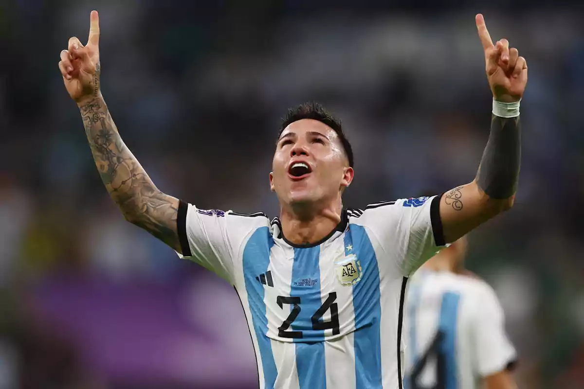 Futbolista argentino celebrando un gol con los brazos levantados y señalando al cielo durante un partido