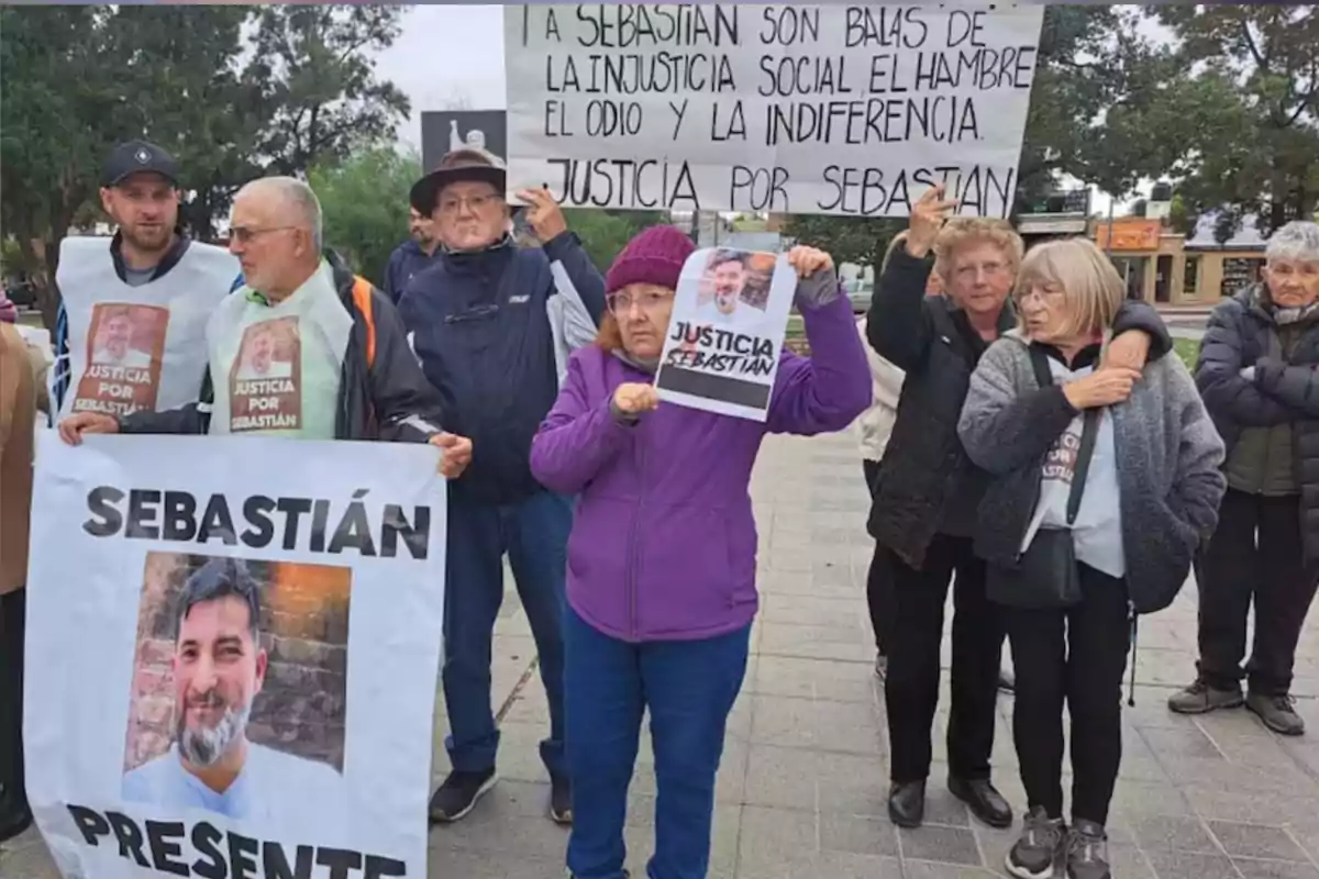 Un grupo de personas mayores sostiene pancartas y carteles pidiendo justicia por Sebastián durante una manifestación en la vía pública Un grupo de personas mayores sostiene pancartas y carteles pidiendo justicia por Sebastián durante una manifestación en la vía pública