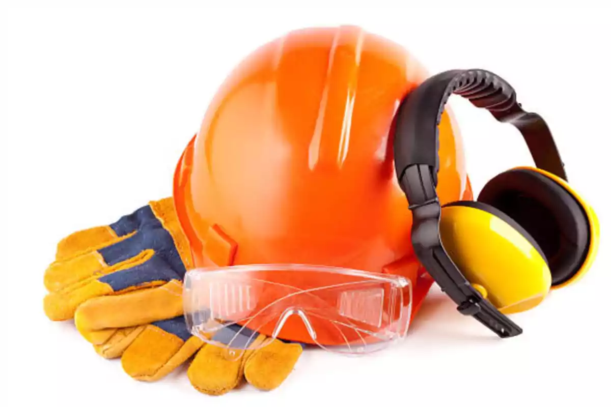 Equipo de protección personal compuesto por casco naranja, guantes, gafas de seguridad y orejeras sobre fondo blanco Equipo de protección personal compuesto por casco naranja, guantes, gafas de seguridad y orejeras sobre fondo blanco
