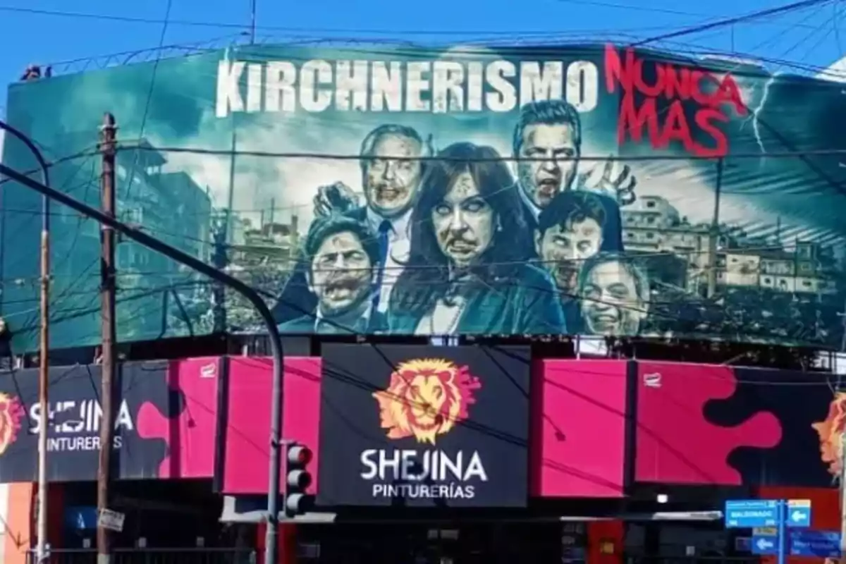 Cartel publicitario con ilustraciones de políticos argentinos representados como zombis y el texto Kirchnerismo Nunca Más en letras grandes sobre un fondo urbano oscuro Cartel publicitario con ilustraciones de políticos argentinos representados como zombis y el texto Kirchnerismo Nunca Más en letras grandes sobre un fondo urbano oscuro