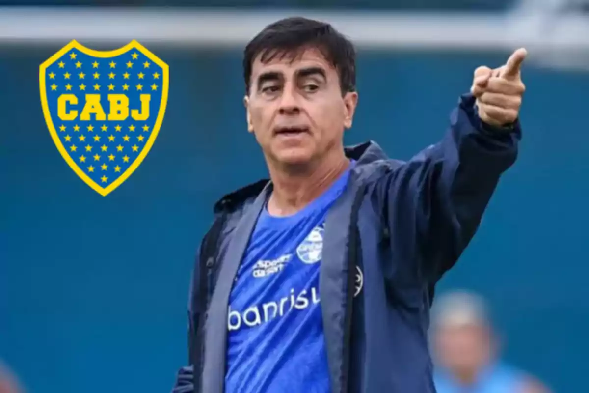 Entrenador de fútbol señalando con el brazo extendido y escudo de Boca Juniors en el fondo