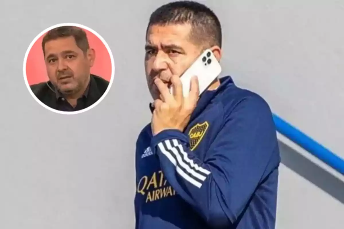 Hombre con campera azul de Boca Juniors hablando por teléfono móvil y un recuadro con el rostro de otro hombre en la esquina superior izquierda