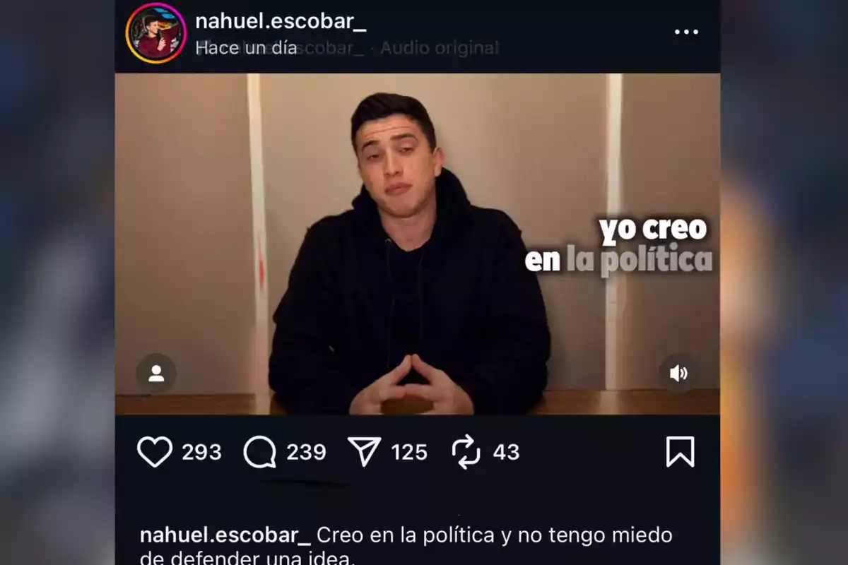 Un joven con sudadera negra está sentado frente a una mesa con las manos entrelazadas y una expresión seria, al lado aparece el texto yo creo en la política Un joven con sudadera negra está sentado frente a una mesa con las manos entrelazadas y una expresión seria, al lado aparece el texto yo creo en la política