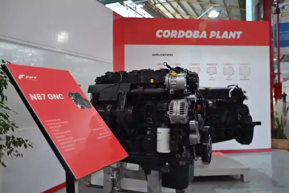 Motor industrial expuesto en una planta de Córdoba junto a un cartel informativo rojo que indica N67 GNC Motor industrial expuesto en una planta de Córdoba junto a un cartel informativo rojo que indica N67 GNC