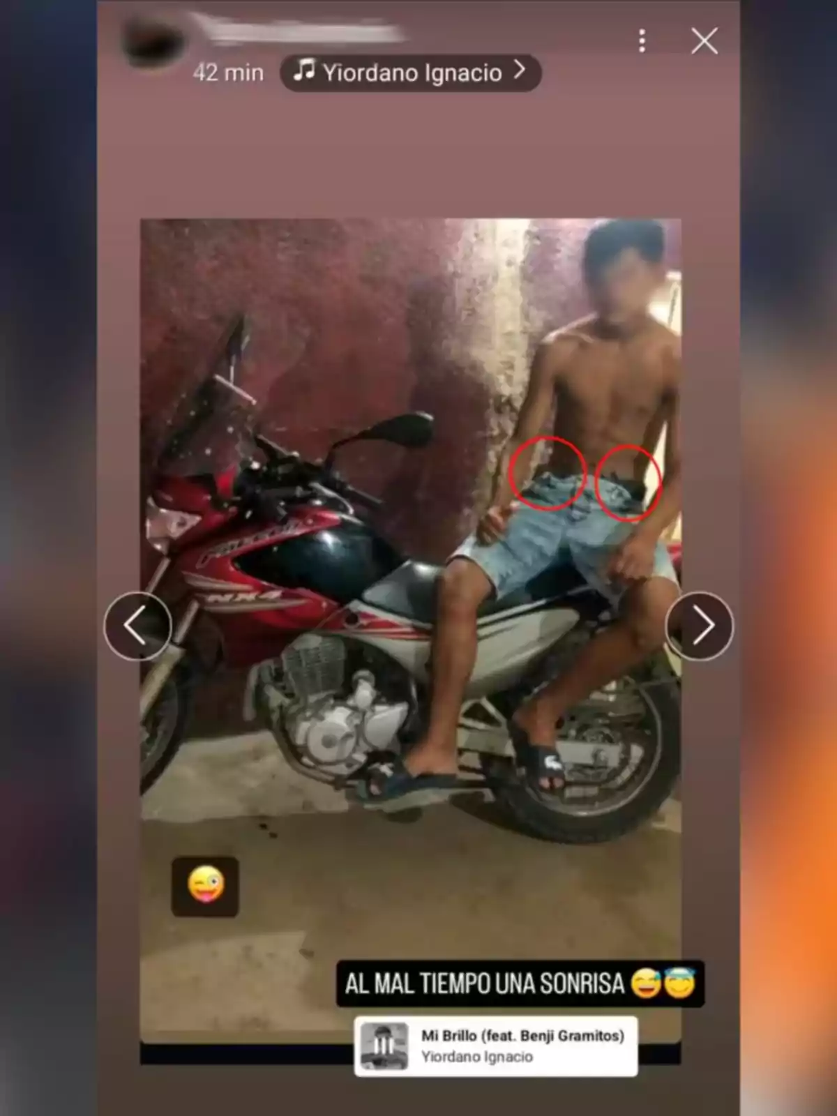 Joven sin camisa sentado en una motocicleta roja junto a una pared, usando bermuda de mezclilla y sandalias, con el rostro desenfocado y dos círculos rojos marcando su cintura, acompañado de un texto que dice al mal tiempo una sonrisa y un emoji sonriente Joven sin camisa sentado en una motocicleta roja junto a una pared, usando bermuda de mezclilla y sandalias, con el rostro desenfocado y dos círculos rojos marcando su cintura, acompañado de un texto que dice al mal tiempo una sonrisa y un emoji sonriente