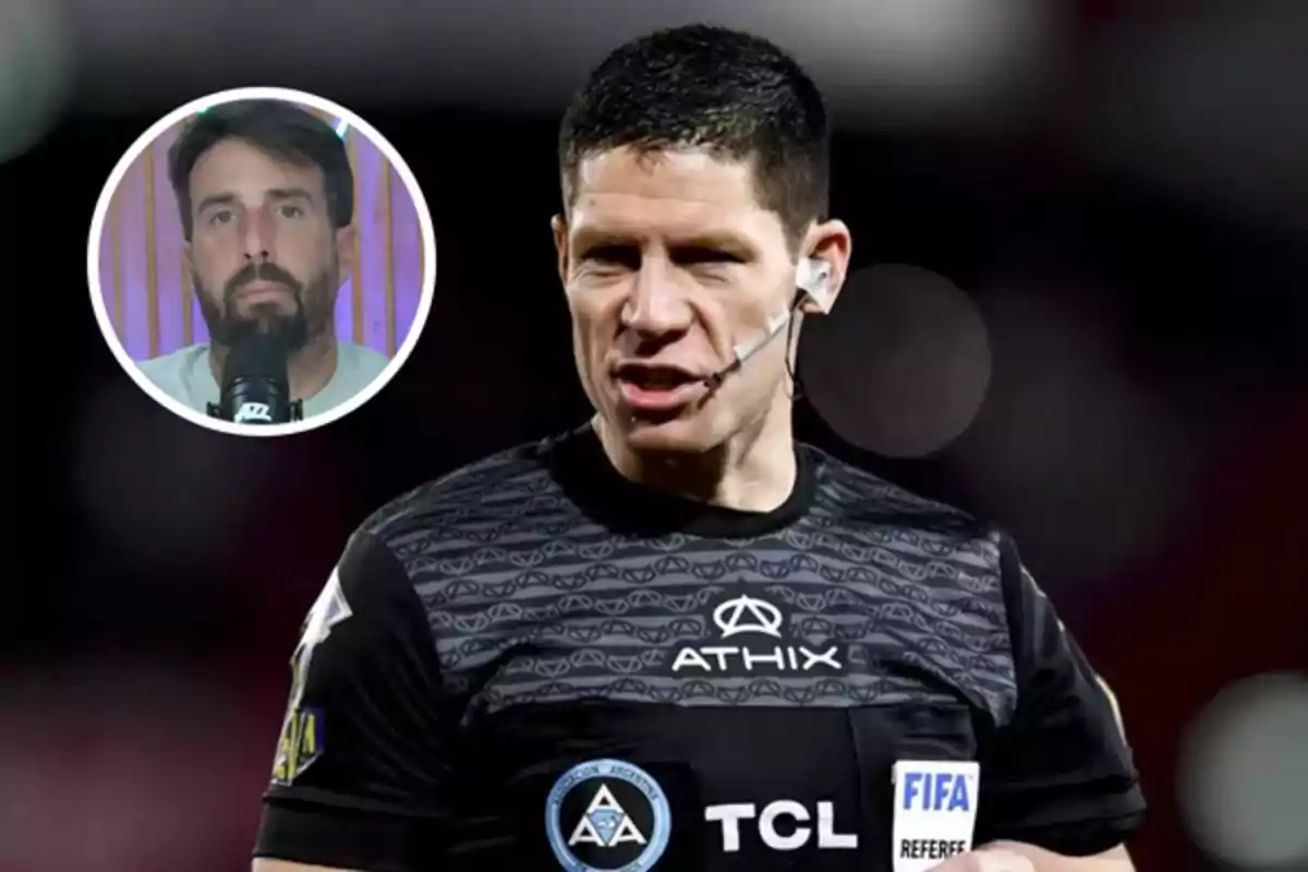 Árbitro de fútbol con uniforme negro y micrófono, con un recuadro en la esquina mostrando a un hombre hablando frente a un micrófono