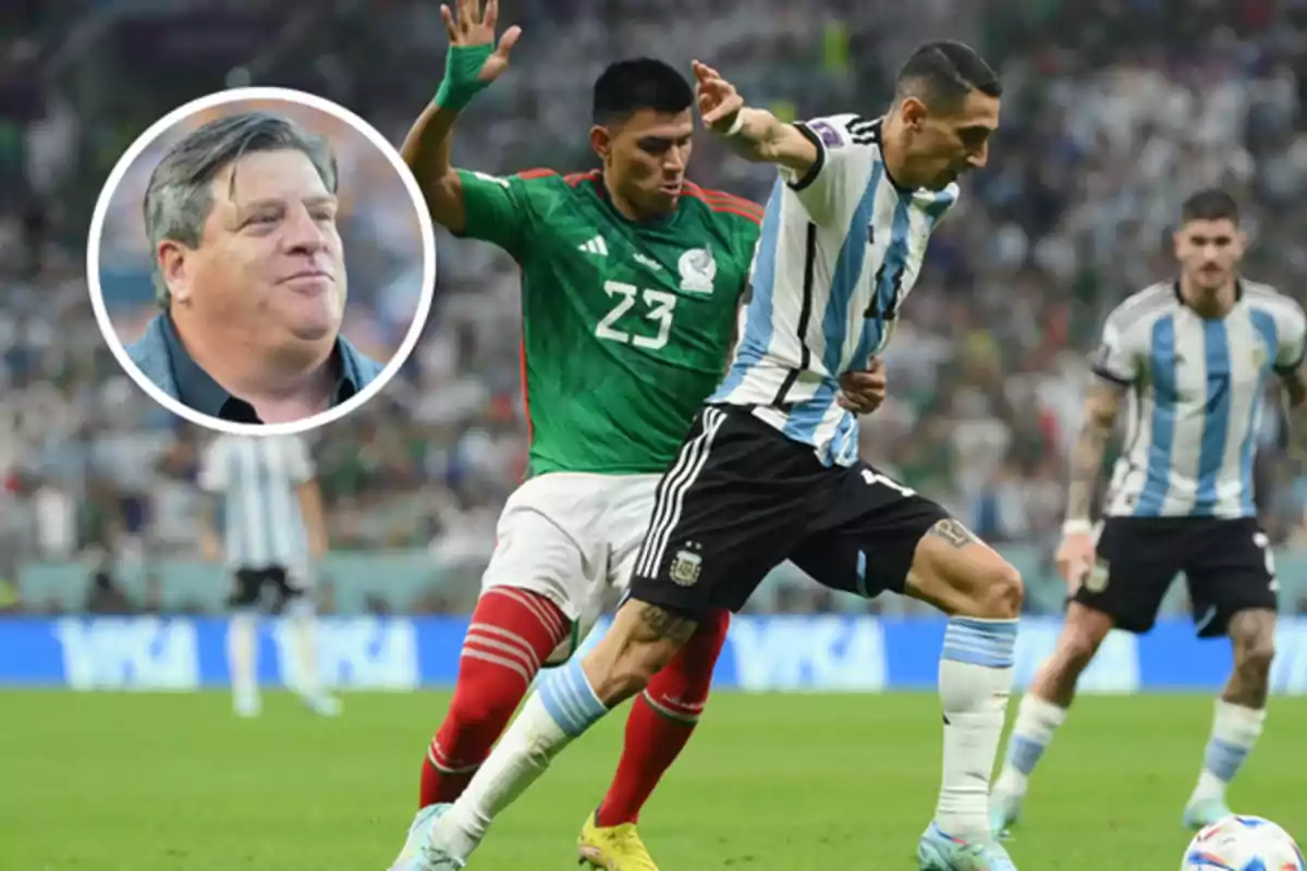Un jugador de México intenta detener a un futbolista de Argentina durante un partido de fútbol mientras en la esquina aparece el rostro de un hombre en un círculo.