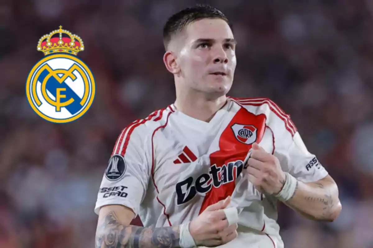 Futbolista de River Plate celebrando con el escudo de Real Madrid al fondo