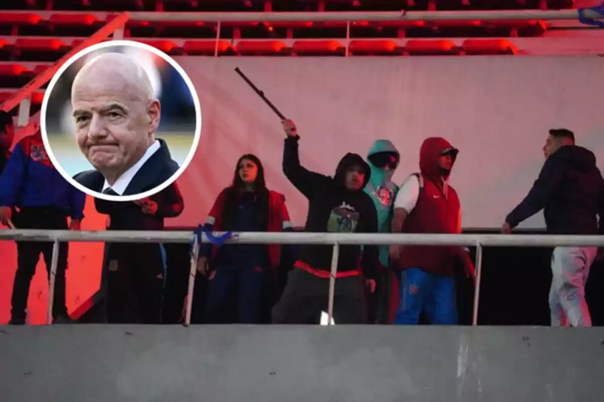 Aficionados con ropa deportiva y capuchas discuten y uno sostiene un objeto en alto en una grada de estadio con un círculo que muestra el rostro de un hombre calvo y serio