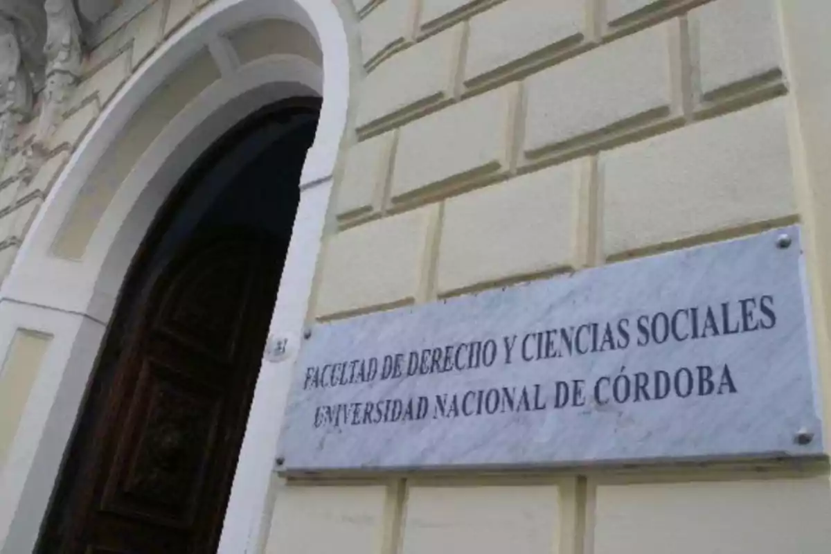 Entrance of an old building with a sign for the Faculty of Law and Social Sciences of the National University of Córdoba