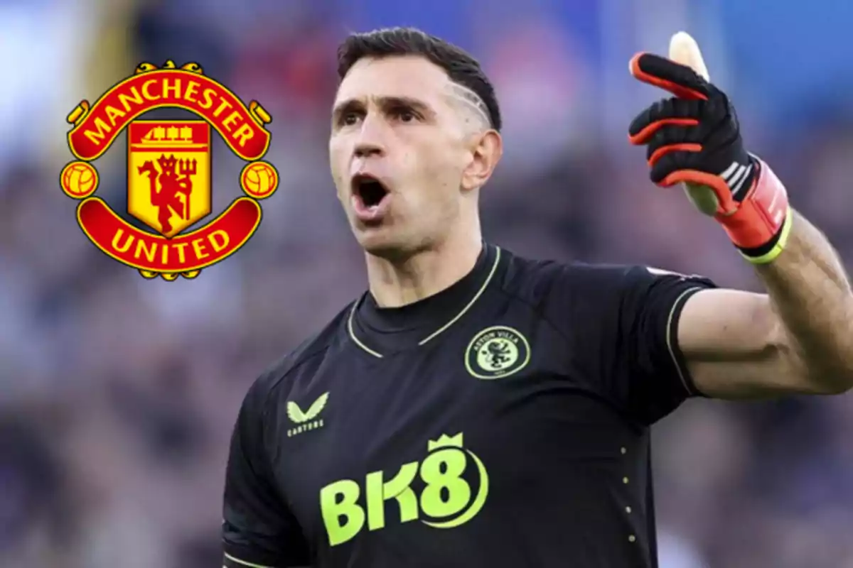 Portero de fútbol con uniforme negro gesticulando y el escudo del Manchester United al fondo