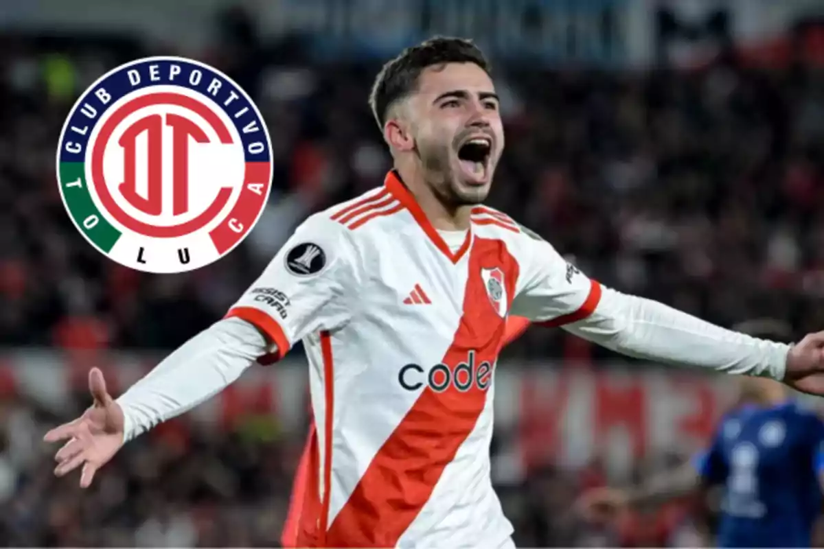 Futbolista de River Plate celebrando un gol con el logo del Club Toluca a un lado