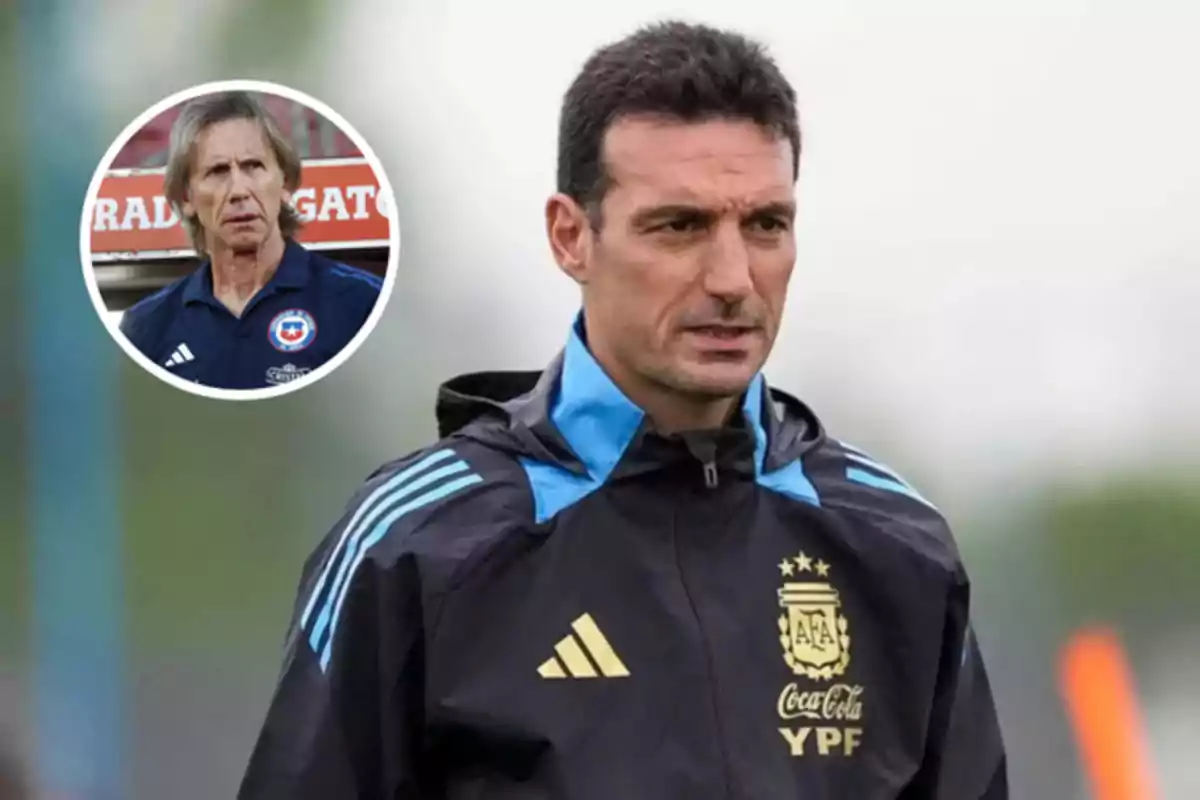 Entrenador de la selección argentina de fútbol con chaqueta negra y detalles celestes, al fondo un círculo muestra a otro entrenador con uniforme azul de la selección chilena.