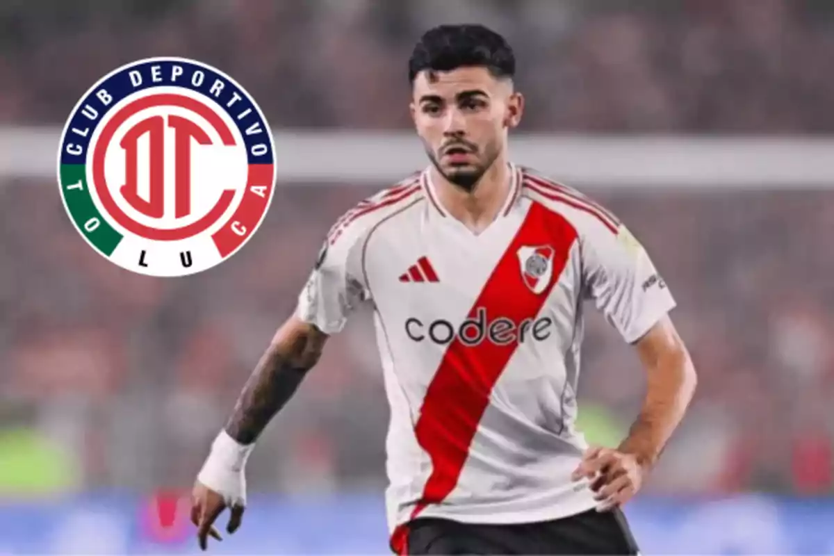 Soccer player wearing a River Plate uniform on the field and the Toluca Club crest on the left