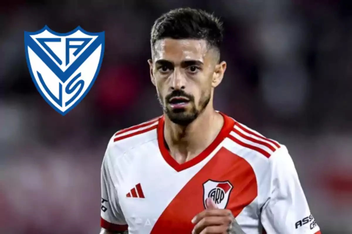 Soccer player wearing a River Plate jersey in the foreground and the Vélez Sarsfield crest in the background