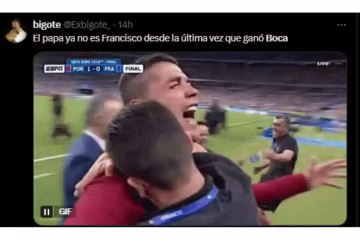 Tweet with a joke about Boca Juniors accompanied by a celebration image at a soccer match. Tweet with a joke about Boca Juniors accompanied by a celebration image at a soccer match.