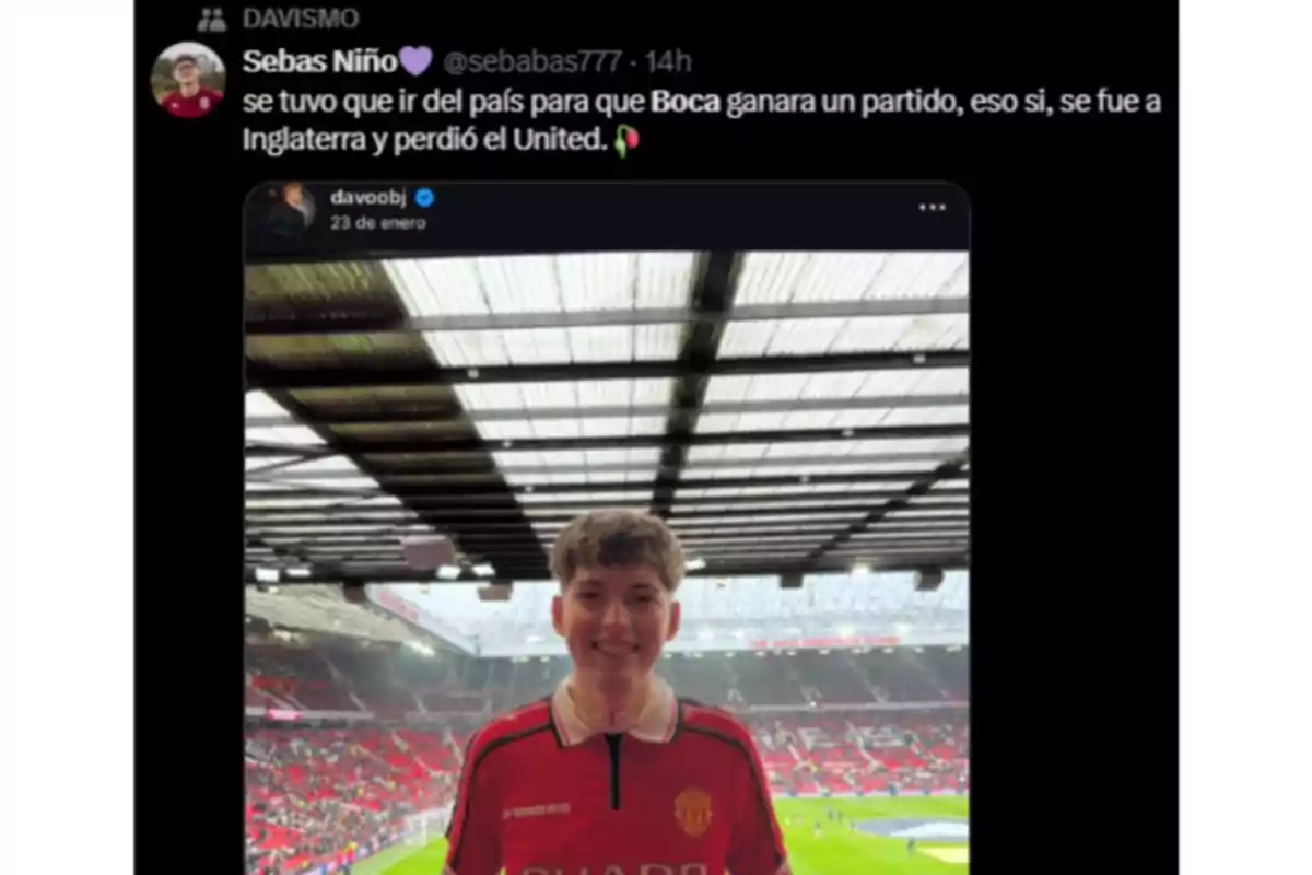 Smiling young man wearing a Manchester United jersey in a packed soccer stadium, accompanied by a humorous tweet about Boca Juniors and Manchester United. Smiling young man wearing a Manchester United jersey in a packed soccer stadium, accompanied by a humorous tweet about Boca Juniors and Manchester United.