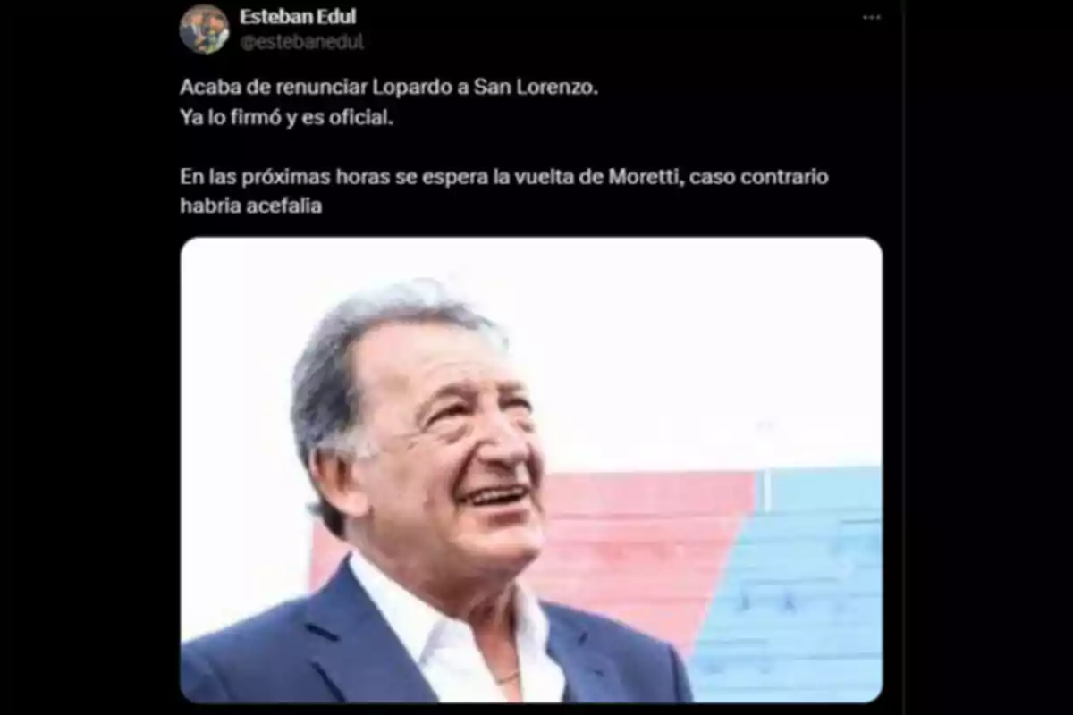 Older man with gray hair and a blue suit smiling with a stadium stand in the background and a tweet reporting Lopardo’s resignation from San Lorenzo Older man with gray hair and a blue suit smiling with a stadium stand in the background and a tweet reporting Lopardo’s resignation from San Lorenzo