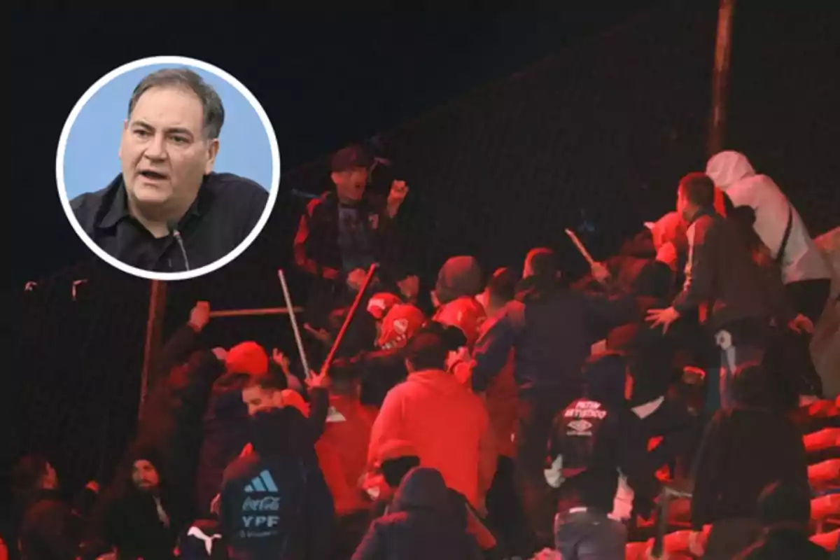 Un grupo de personas con ropa deportiva y sudaderas se enfrenta en una tribuna mientras en la esquina superior izquierda aparece el retrato de un hombre hablando frente a un micrófono