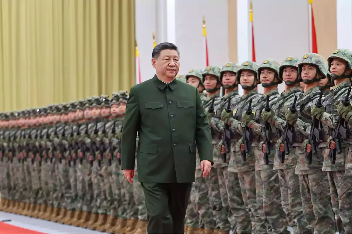 Un hombre con uniforme militar verde camina frente a una formación de soldados alineados y armados en un recinto oficial. Un hombre con uniforme militar verde camina frente a una formación de soldados alineados y armados en un recinto oficial.