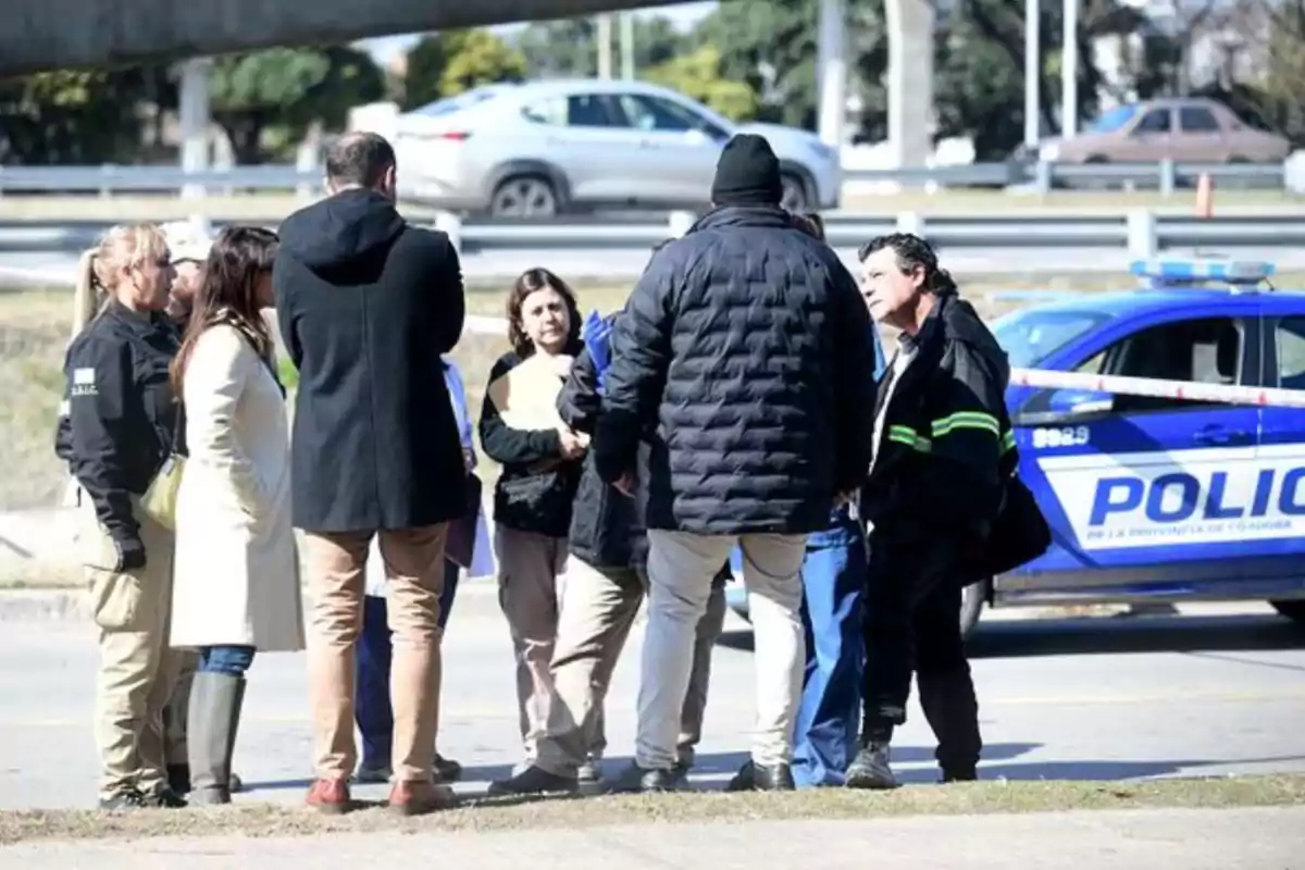Un grupo de personas conversa en la calle junto a un patrullero de la policía de Córdoba en una zona urbana durante el día Un grupo de personas conversa en la calle junto a un patrullero de la policía de Córdoba en una zona urbana durante el día
