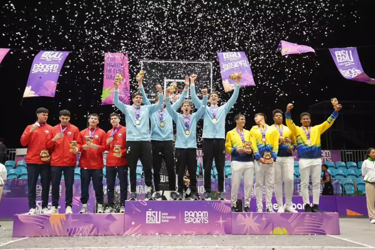 Jugadores de tres equipos diferentes celebran en el podio de premiación de un torneo deportivo, con confeti cayendo sobre ellos y medallas colgando de sus cuellos