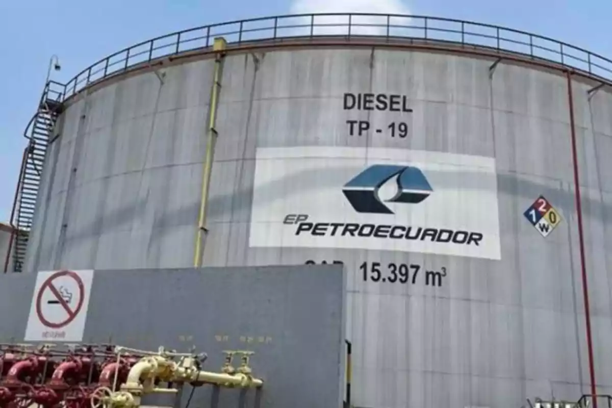 Tanque de almacenamiento de diésel de Petroecuador con capacidad de 15.397 metros cúbicos y señalización de seguridad visible