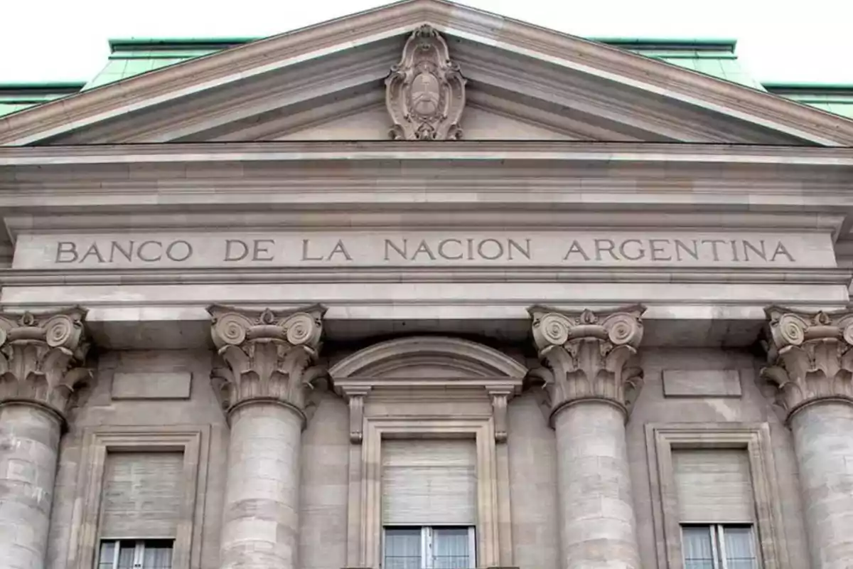 Fachada principal del Banco de la Nación Argentina con columnas y detalles arquitectónicos clásicos
