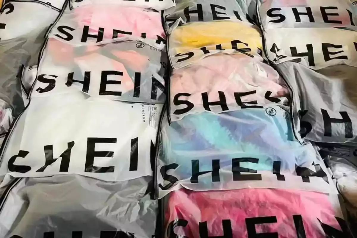 Bolsas transparentes con ropa de diferentes colores y el logo de SHEIN impreso en grande Bolsas transparentes con ropa de diferentes colores y el logo de SHEIN impreso en grande
