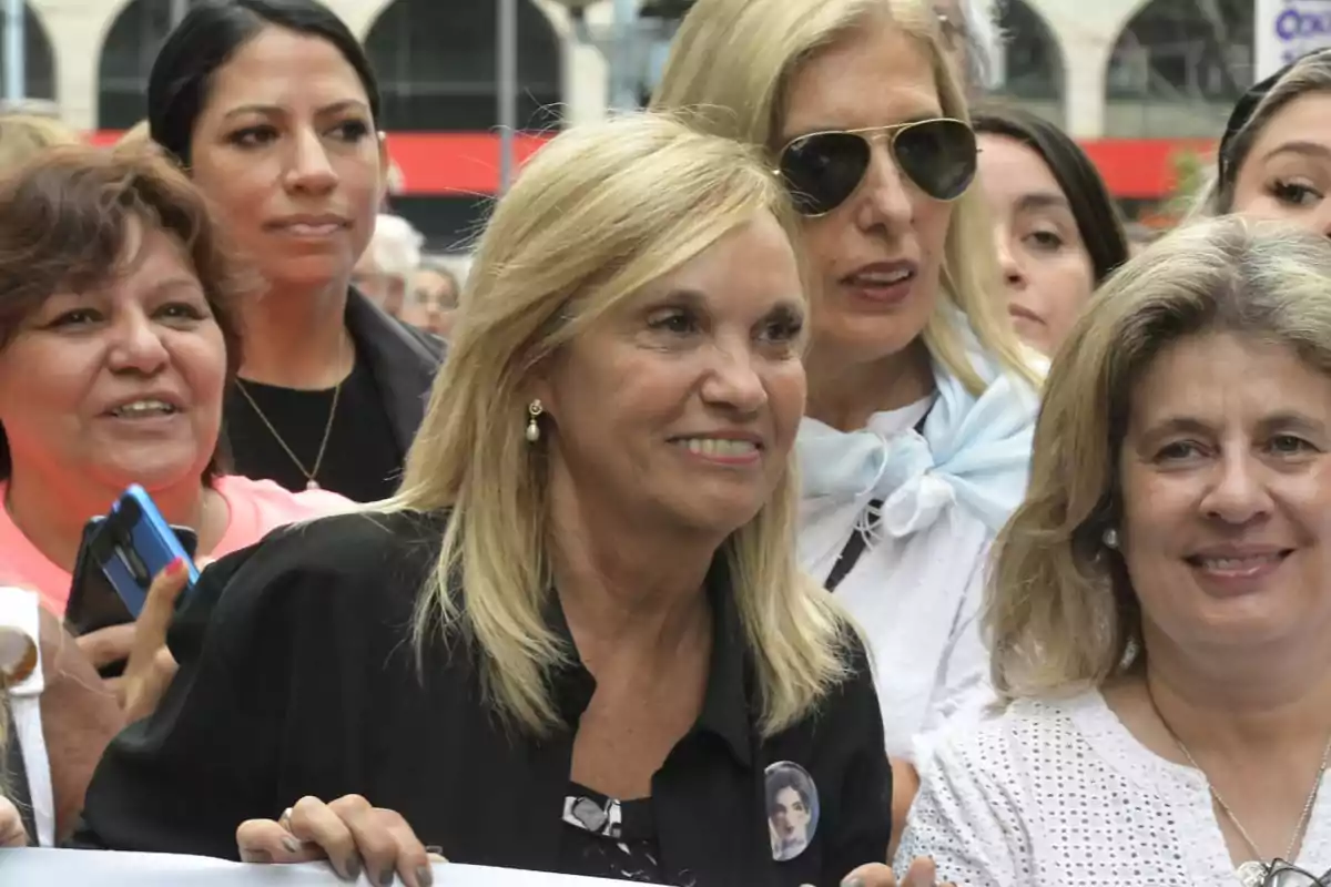 Grupo de mujeres sonrientes participando en una manifestación al aire libre en un entorno urbano. Grupo de mujeres sonrientes participando en una manifestación al aire libre en un entorno urbano.