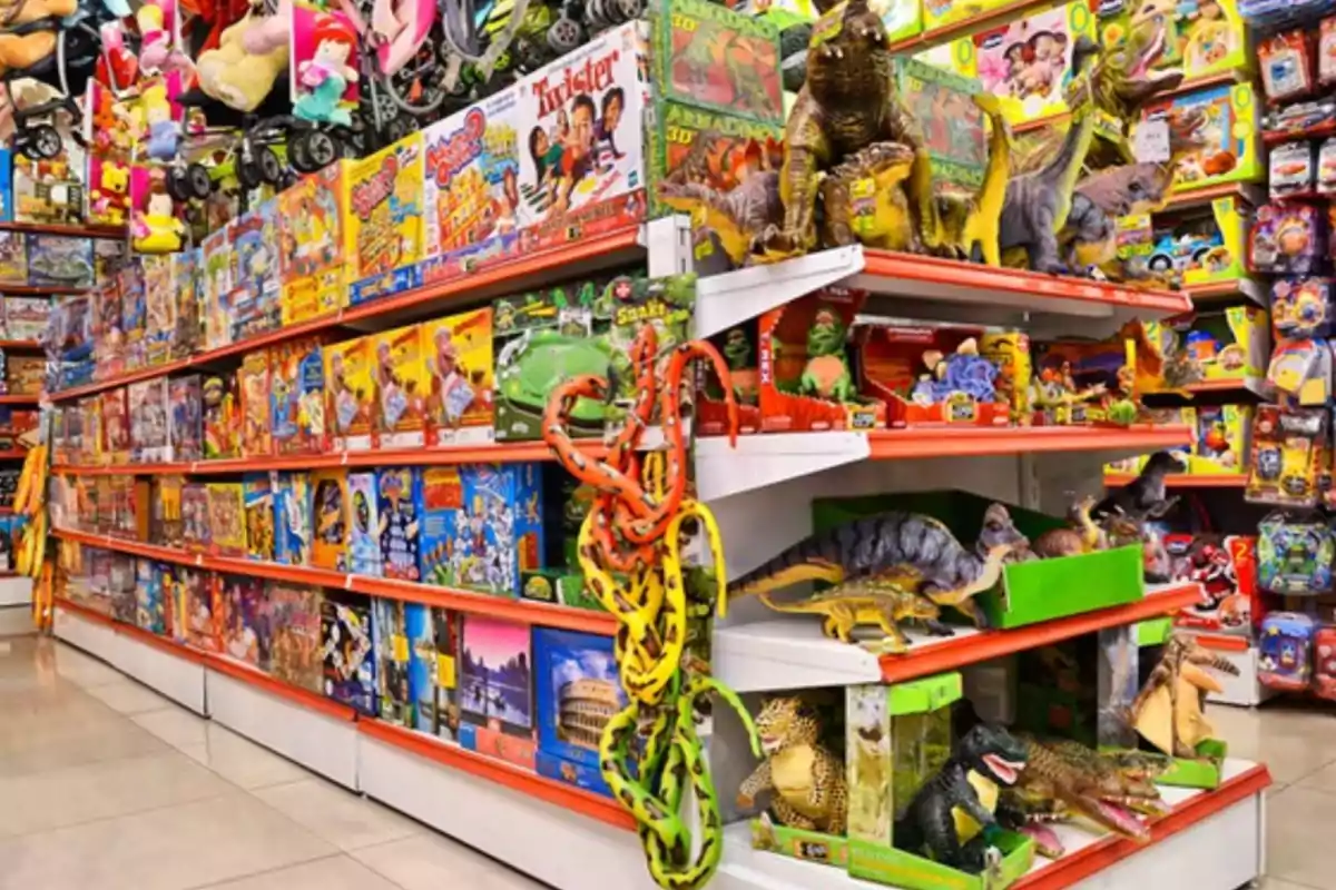 Pasillo de una tienda de juguetes con estantes llenos de juegos de mesa, peluches, figuras de dinosaurios y serpientes de juguete de colores Pasillo de una tienda de juguetes con estantes llenos de juegos de mesa, peluches, figuras de dinosaurios y serpientes de juguete de colores