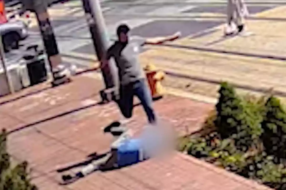 Persona de pie con los brazos extendidos junto a otra persona tirada en la acera en una calle urbana Persona de pie con los brazos extendidos junto a otra persona tirada en la acera en una calle urbana