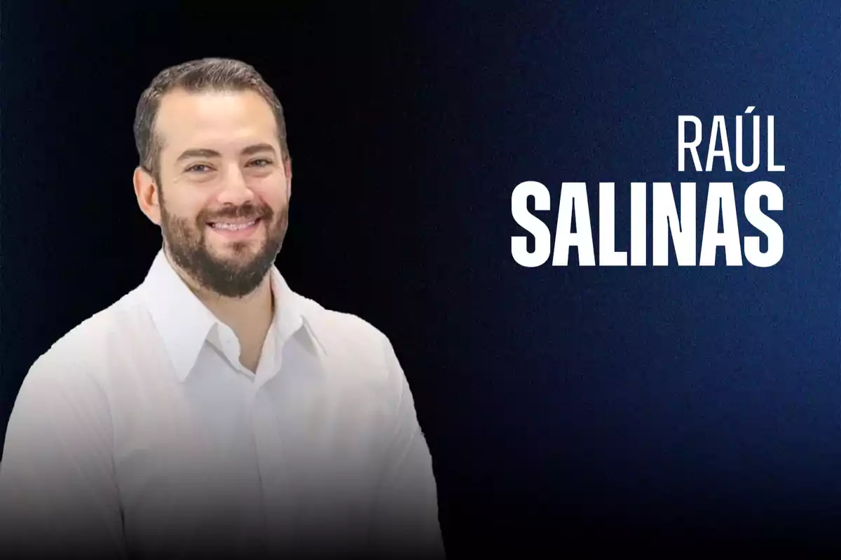 Hombre de barba y cabello corto con camisa blanca sonriendo frente a un fondo azul oscuro con el texto Raúl Salinas a la derecha.