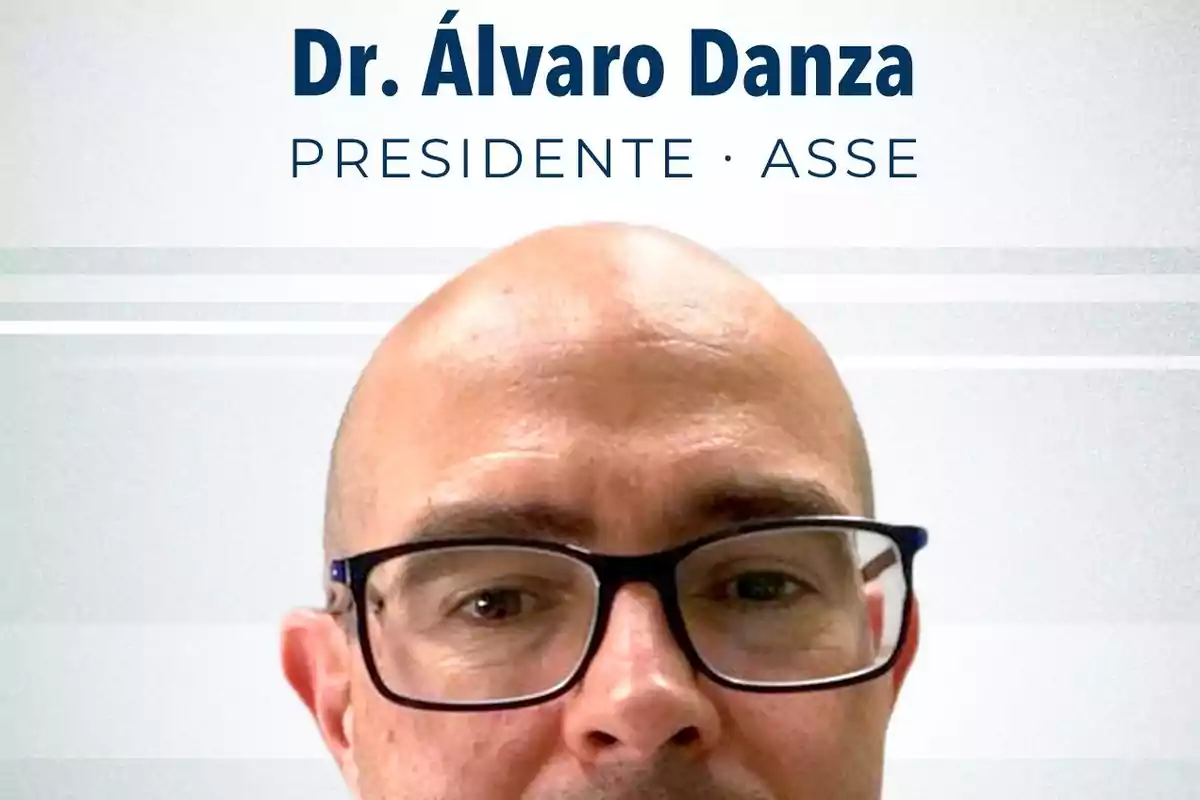 Primer plano de un hombre calvo con gafas, con un texto en la parte superior que dice Dr. Álvaro Danza Presidente ASSE. Primer plano de un hombre calvo con gafas, con un texto en la parte superior que dice Dr. Álvaro Danza Presidente ASSE.