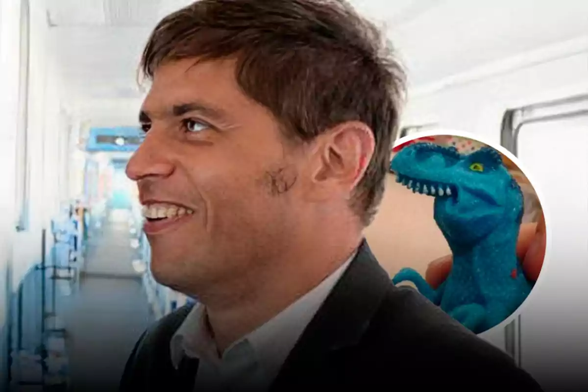 Hombre sonriente de perfil en un entorno interior con un círculo que muestra un dinosaurio de juguete azul