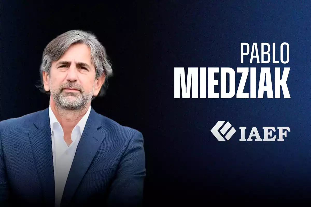 Hombre de cabello canoso y barba con saco azul y camisa blanca, junto a un fondo azul oscuro con el texto Pablo Miedziak y el logo de IAEF