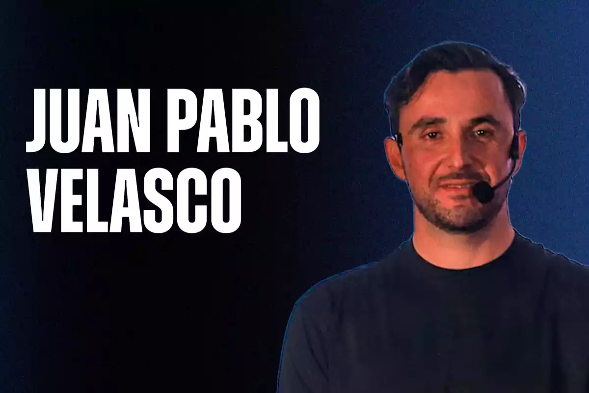 Hombre con micrófono de diadema y fondo oscuro junto al texto Juan Pablo Velasco