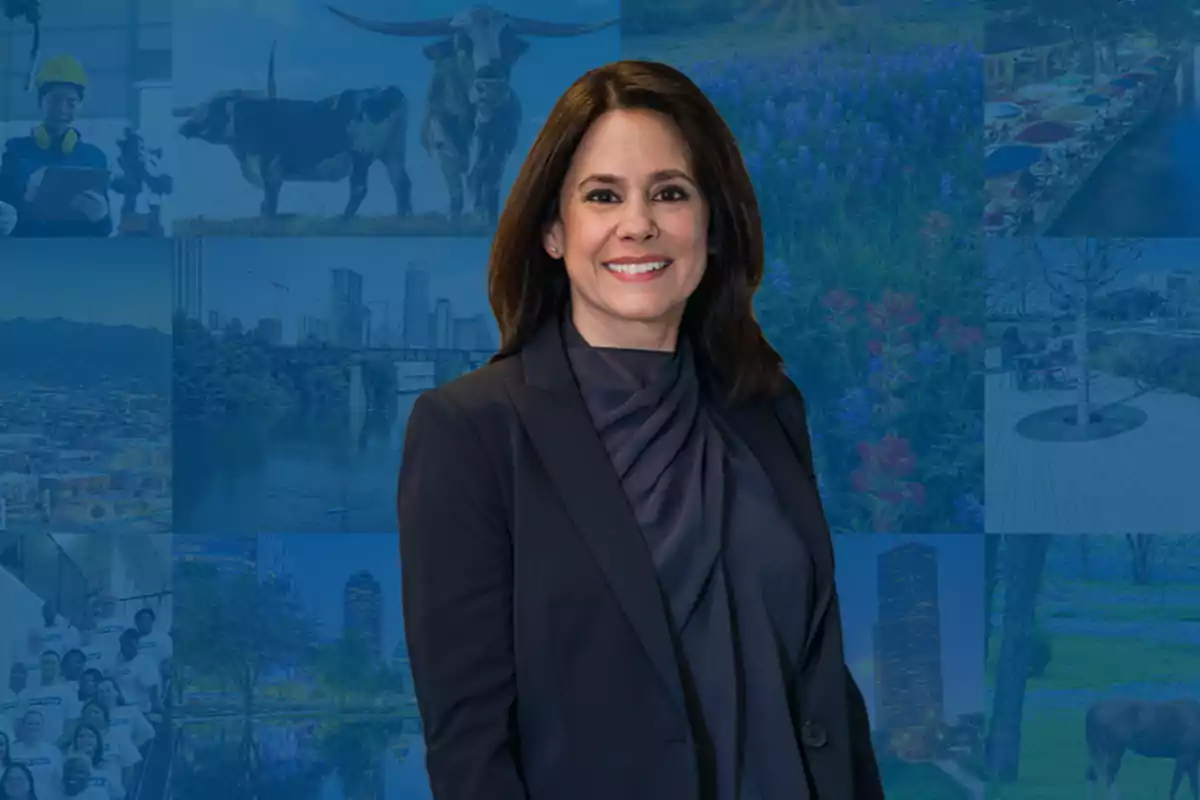 Mujer de cabello oscuro y saco azul sonriendo frente a un fondo azul con imágenes de paisajes, flores, animales y ciudades. Mujer de cabello oscuro y saco azul sonriendo frente a un fondo azul con imágenes de paisajes, flores, animales y ciudades.