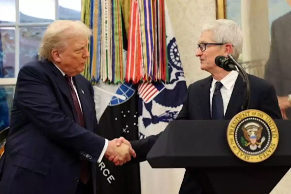 Dos hombres de traje se dan la mano frente a un podio presidencial en una sala decorada con banderas y medallas. Dos hombres de traje se dan la mano frente a un podio presidencial en una sala decorada con banderas y medallas.