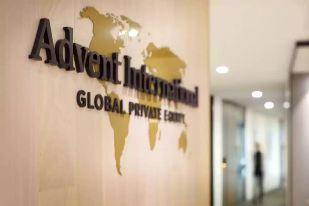 Logo de Advent International Global Private Equity en una pared de oficina con un mapa dorado de fondo y un pasillo al lado derecho.