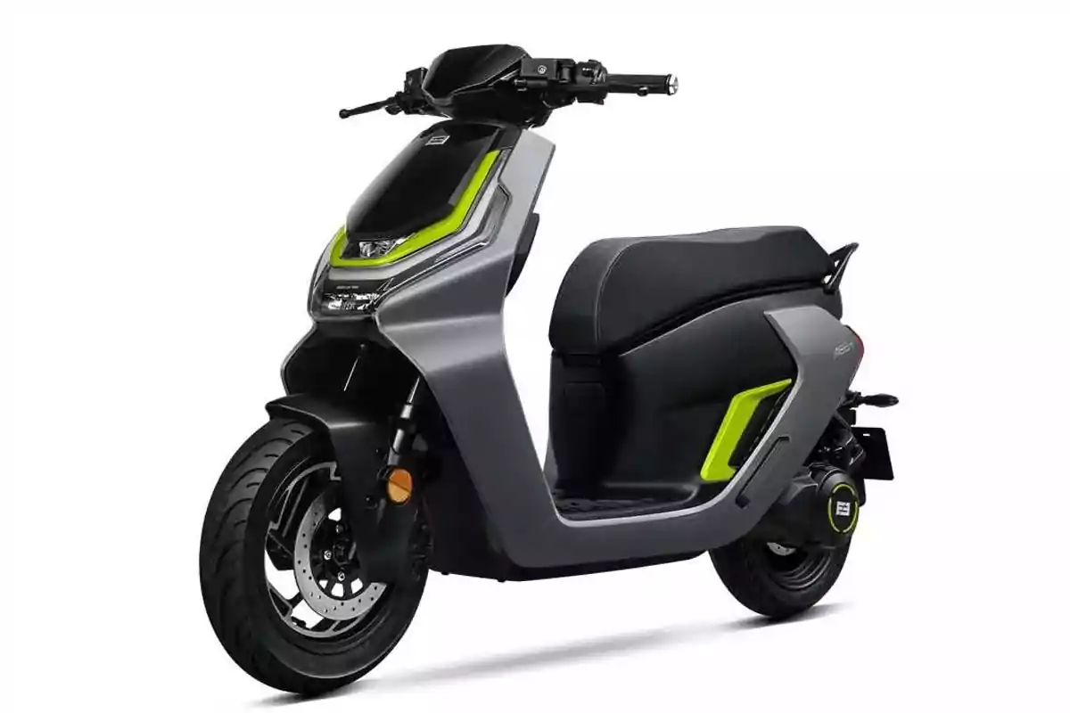Motocicleta eléctrica de diseño moderno en color gris con detalles en verde y negro sobre fondo blanco Motocicleta eléctrica de diseño moderno en color gris con detalles en verde y negro sobre fondo blanco