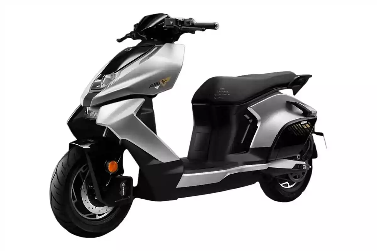 Motocicleta tipo scooter eléctrica de color plateado y negro sobre fondo blanco Motocicleta tipo scooter eléctrica de color plateado y negro sobre fondo blanco