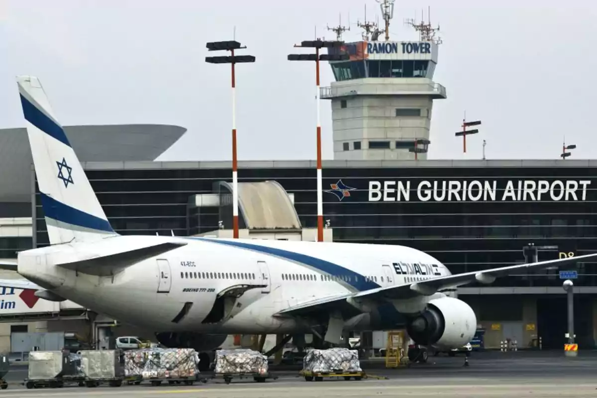 Avión de la aerolínea israelí El Al estacionado frente a la terminal del aeropuerto Ben Gurion en Tel Aviv