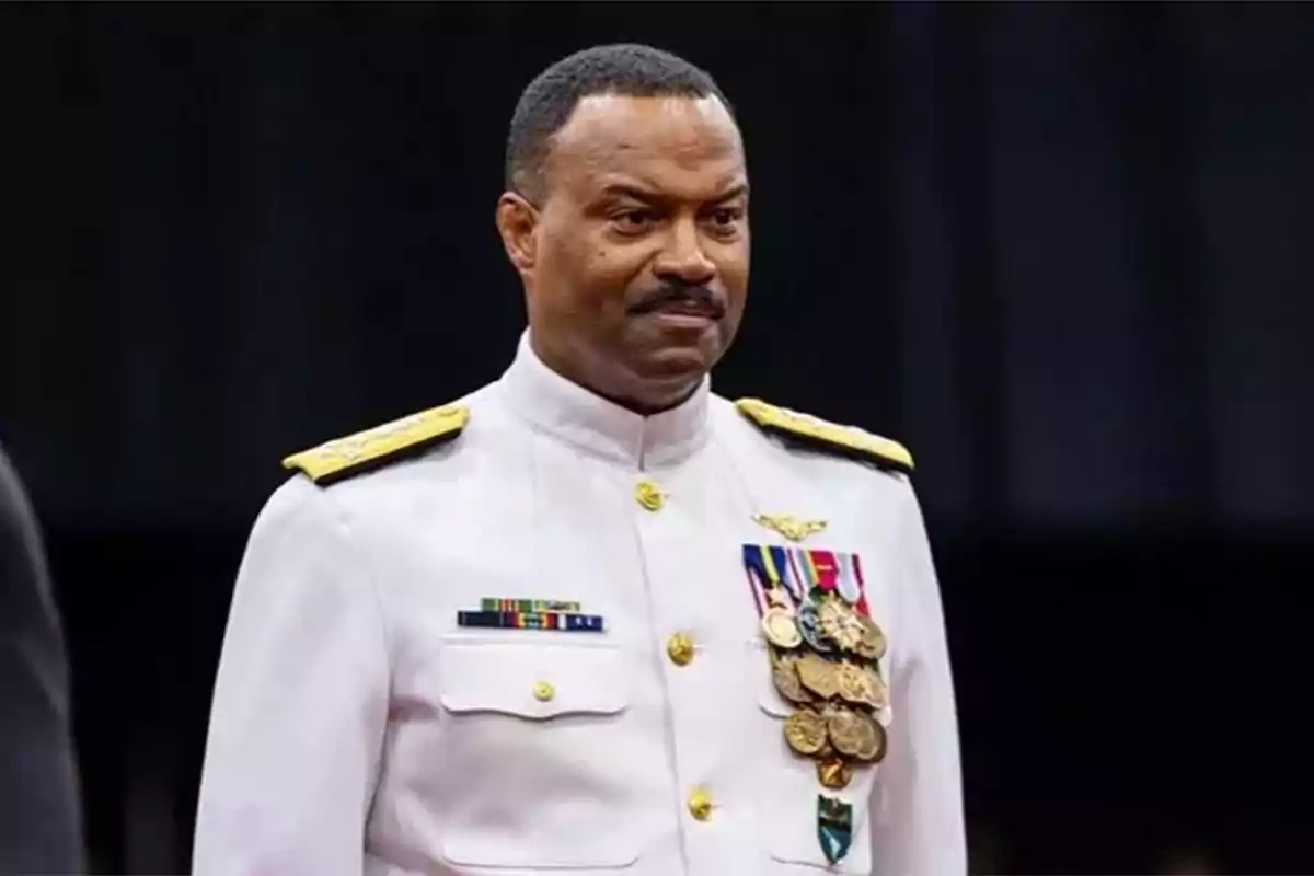 Hombre con uniforme militar blanco y varias medallas en el pecho Hombre con uniforme militar blanco y varias medallas en el pecho