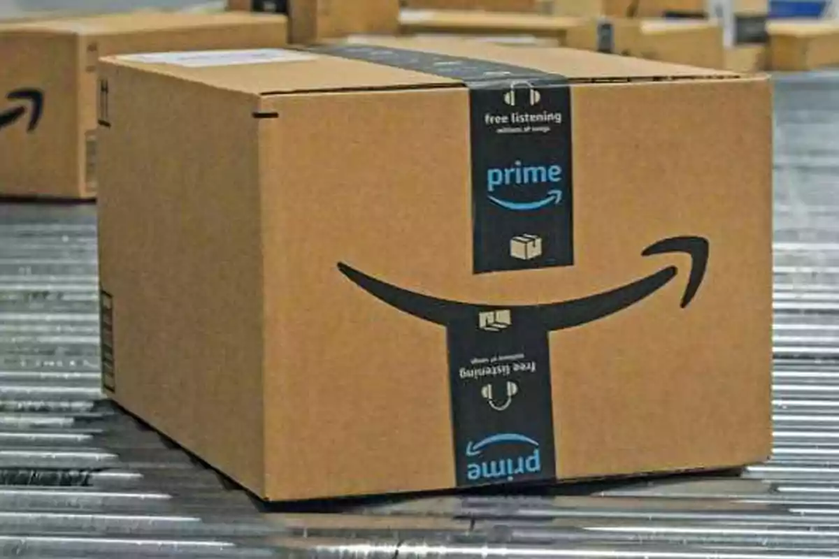 Amazon Prime cardboard box on a conveyor belt in a warehouse Amazon Prime cardboard box on a conveyor belt in a warehouse