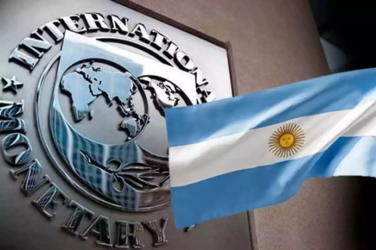 Bandera de Argentina ondeando frente al logo del Fondo Monetario Internacional